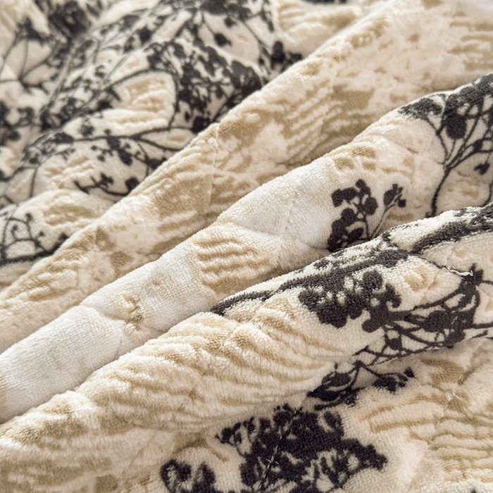 91家纺网 家纺一手货源 找家纺 （总）家之硕家纺 2025新款雕花牛奶绒床裙款三件套