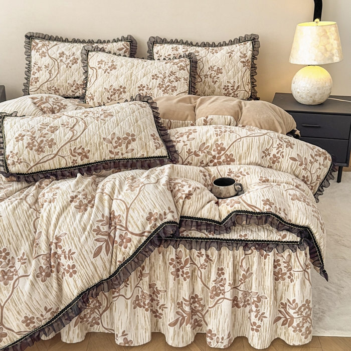 91家纺网 家纺一手货源 找家纺 家之硕家纺 2025新款雕花牛奶绒床裙款三件套 蔓延之境 -咖