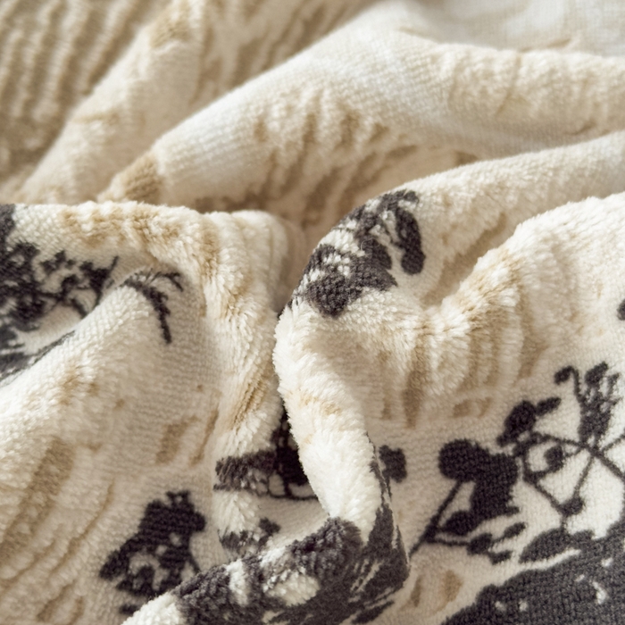 91家纺网 家纺一手货源 找家纺 （总）家之硕家纺 2025新款雕花牛奶绒床裙款三件套