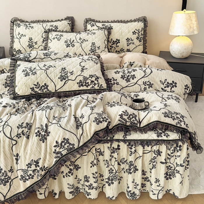 91家纺网 家纺一手货源 找家纺 家之硕家纺 2025新款雕花牛奶绒床裙款三件套 蔓延之境-黑