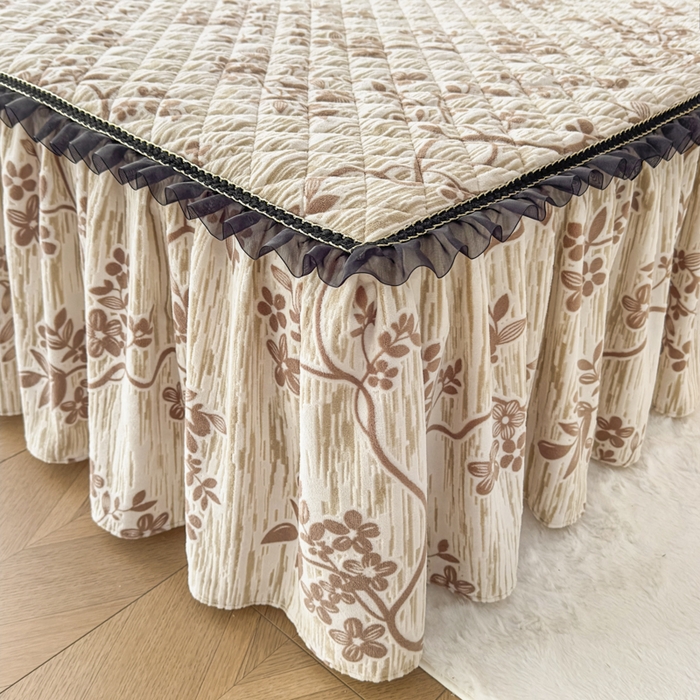 91家纺网 家纺一手货源 找家纺 家之硕家纺 2025新款雕花牛奶绒床裙款三件套 蔓延之境 -咖