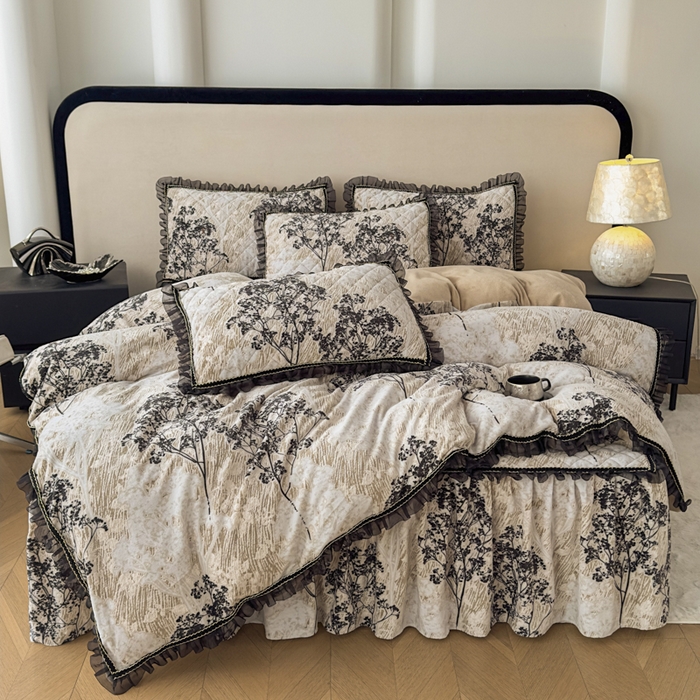 91家纺网 家纺一手货源 找家纺 （总）家之硕家纺 2025新款雕花牛奶绒床裙款三件套