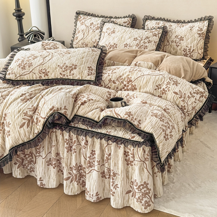 91家纺网 家纺一手货源 找家纺 家之硕家纺 2025新款雕花牛奶绒床裙款三件套 蔓延之境 -咖