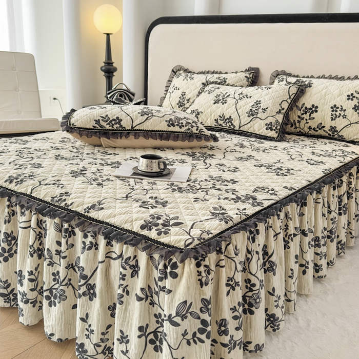 91家纺网 家纺一手货源 找家纺 家之硕家纺 2025新款雕花牛奶绒床裙款三件套 蔓延之境-黑