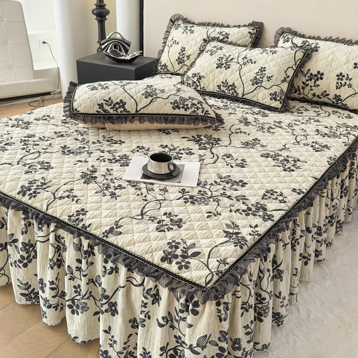 91家纺网 家纺一手货源 找家纺 家之硕家纺 2025新款雕花牛奶绒床裙款三件套 蔓延之境-黑