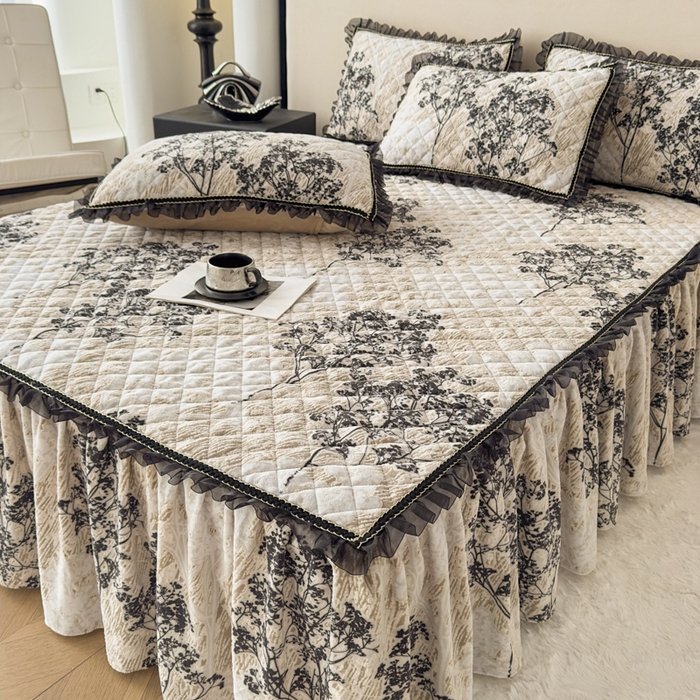 91家纺网 家纺一手货源 找家纺 家之硕家纺 2025新款雕花牛奶绒床裙款三件套 繁枝