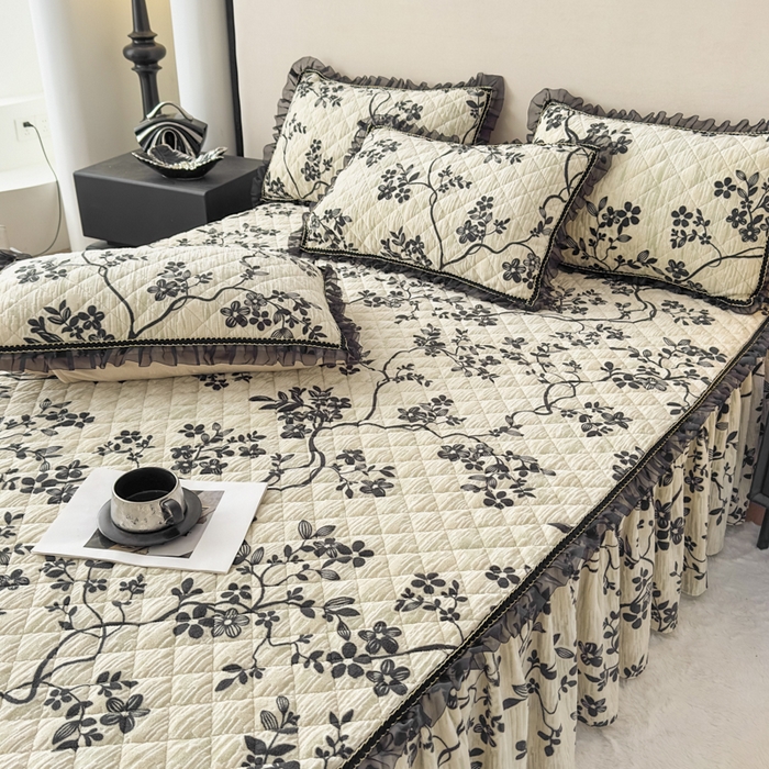 91家纺网 家纺一手货源 找家纺 家之硕家纺 2025新款雕花牛奶绒床裙款三件套 蔓延之境-黑