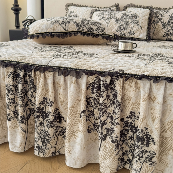 91家纺网 家纺一手货源 找家纺 家之硕家纺 2025新款雕花牛奶绒床裙款三件套 繁枝