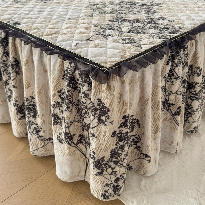 91家纺网 家纺一手货源 找家纺 （总）家之硕家纺 2025新款雕花牛奶绒床裙款三件套