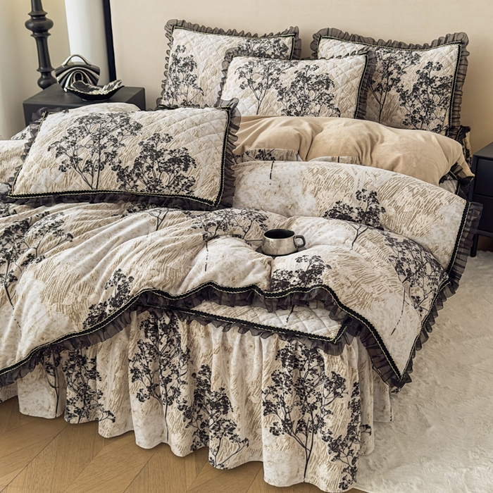 91家纺网 家纺一手货源 找家纺 家之硕家纺 2025新款雕花牛奶绒床裙款三件套 繁枝