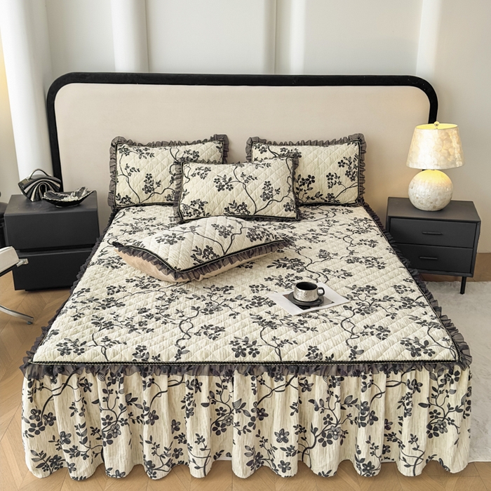 91家纺网 家纺一手货源 找家纺 （总）家之硕家纺 2025新款雕花牛奶绒床裙款三件套