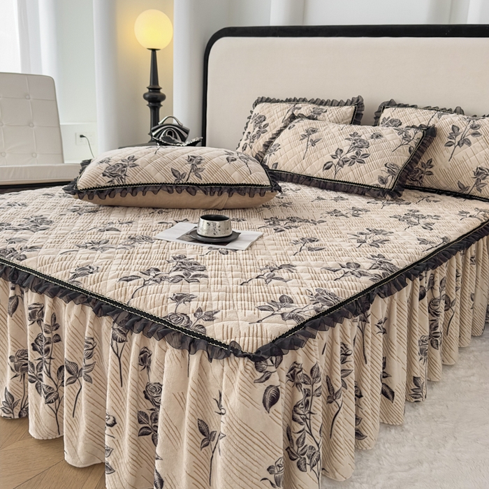 91家纺网 家纺一手货源 找家纺 家之硕家纺 2025新款雕花牛奶绒床裙款三件套 一支玫