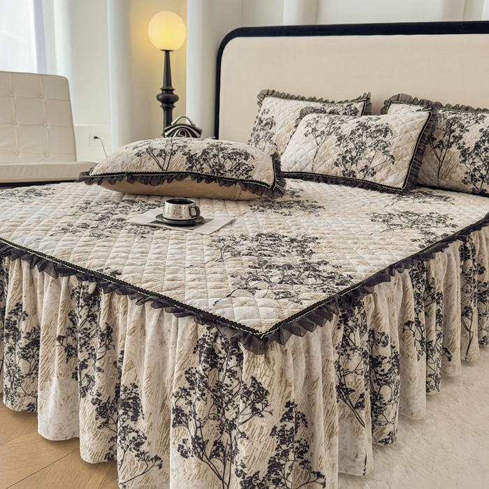 91家纺网 家纺一手货源 找家纺 （总）家之硕家纺 2025新款雕花牛奶绒床裙款三件套