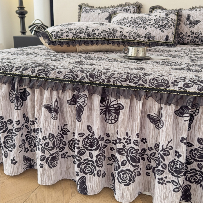 91家纺网 家纺一手货源 找家纺 家之硕家纺 2025新款雕花牛奶绒床裙款三件套 梦蝶