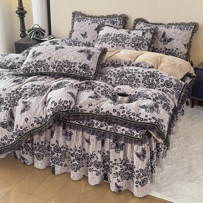 91家纺网 家纺一手货源 找家纺 家之硕家纺 2025新款雕花牛奶绒床裙款三件套 梦蝶