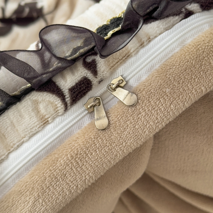 91家纺网 家纺一手货源 找家纺 家之硕家纺 2025新款雕花牛奶绒床裙款三件套 黑玫瑰