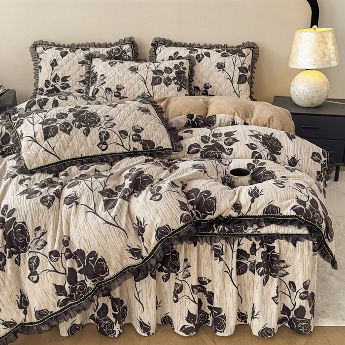 91家纺网 家纺一手货源 找家纺 家之硕家纺 2025新款雕花牛奶绒床裙款三件套 黑玫瑰