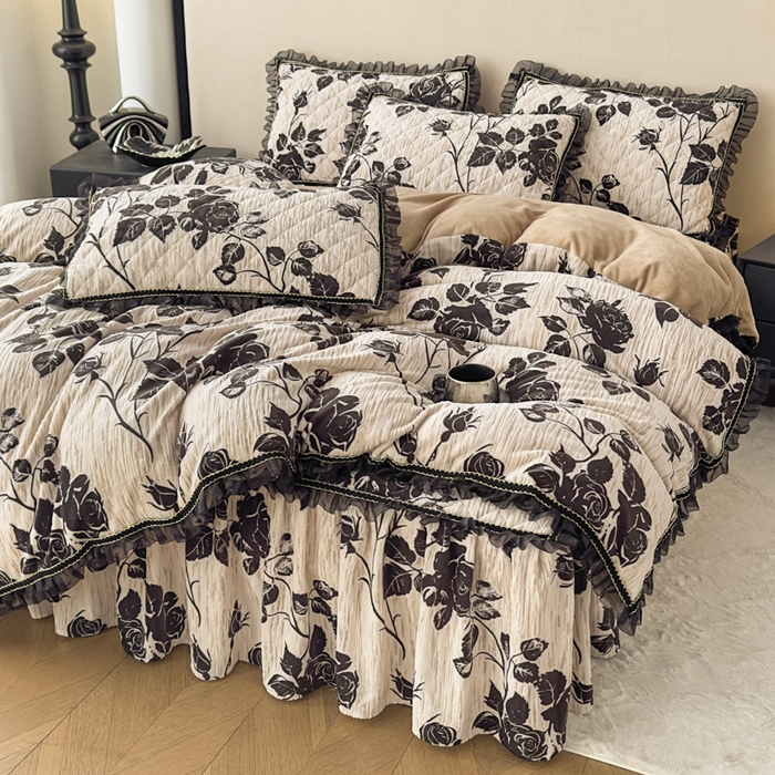 91家纺网 家纺一手货源 找家纺 家之硕家纺 2025新款雕花牛奶绒床裙款三件套 黑玫瑰