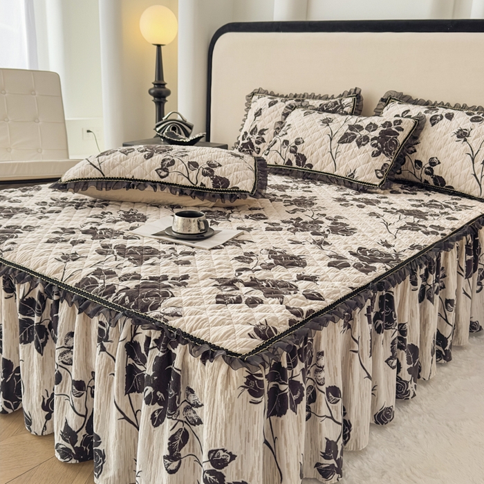 91家纺网 家纺一手货源 找家纺 家之硕家纺 2025新款雕花牛奶绒床裙款三件套 黑玫瑰