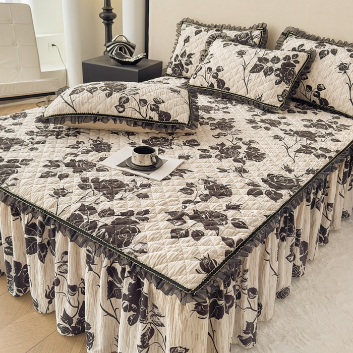 91家纺网 家纺一手货源 找家纺 家之硕家纺 2025新款雕花牛奶绒床裙款三件套 黑玫瑰