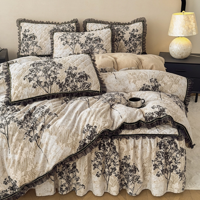 91家纺网 家纺一手货源 找家纺 （总）家之硕家纺 2025新款雕花牛奶绒床裙款三件套