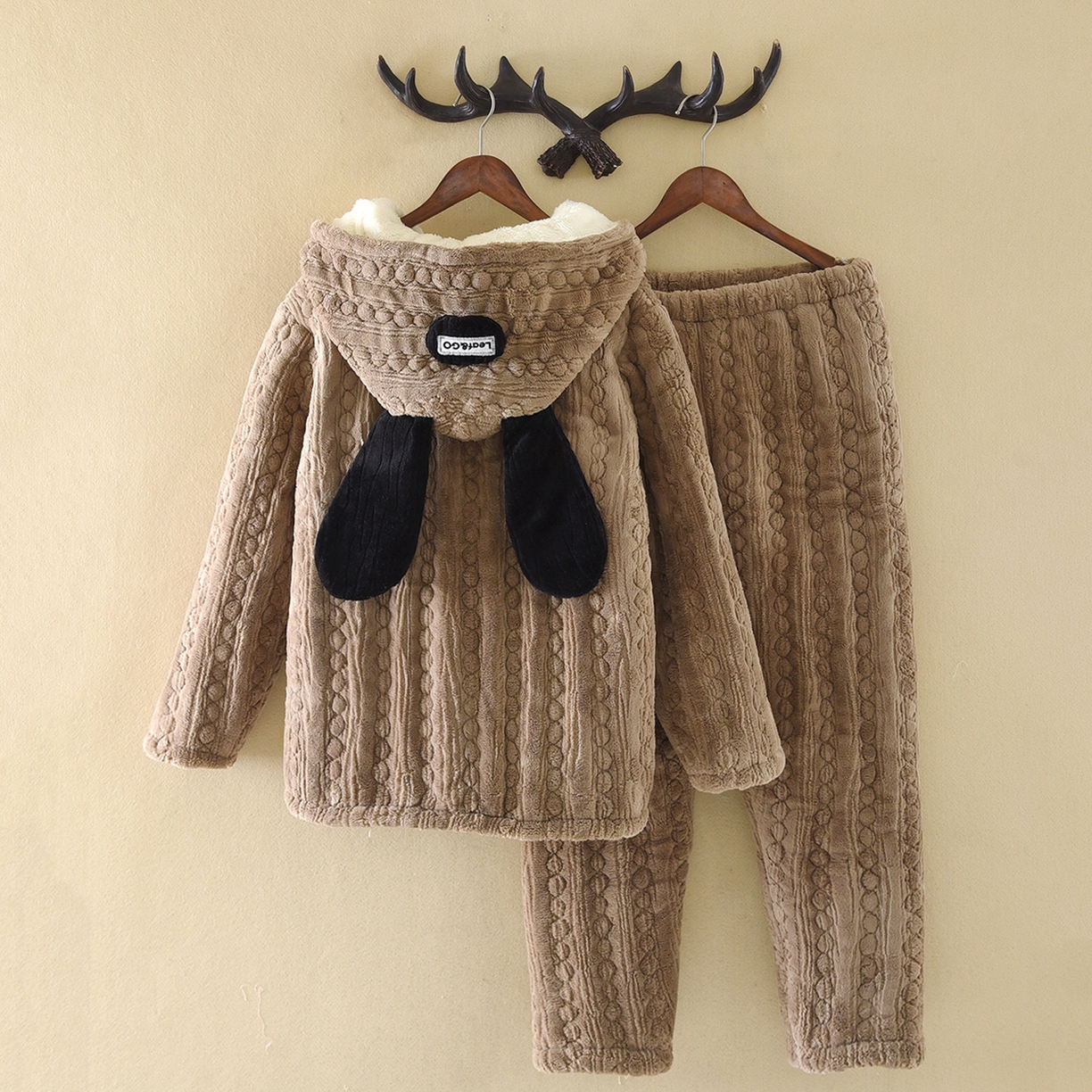 91家纺网 家纺一手货源 找家纺 （总）洛兰沙家居馆 2025新款只代发三层加厚连帽可爱耳朵法兰绒珊瑚绒加绒睡衣女秋冬季家居服可外穿