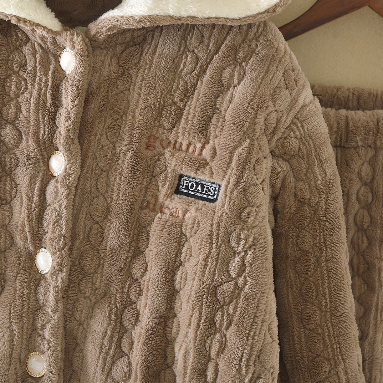 91家纺网 家纺一手货源 找家纺 （总）洛兰沙家居馆 2025新款只代发三层加厚连帽可爱耳朵法兰绒珊瑚绒加绒睡衣女秋冬季家居服可外穿