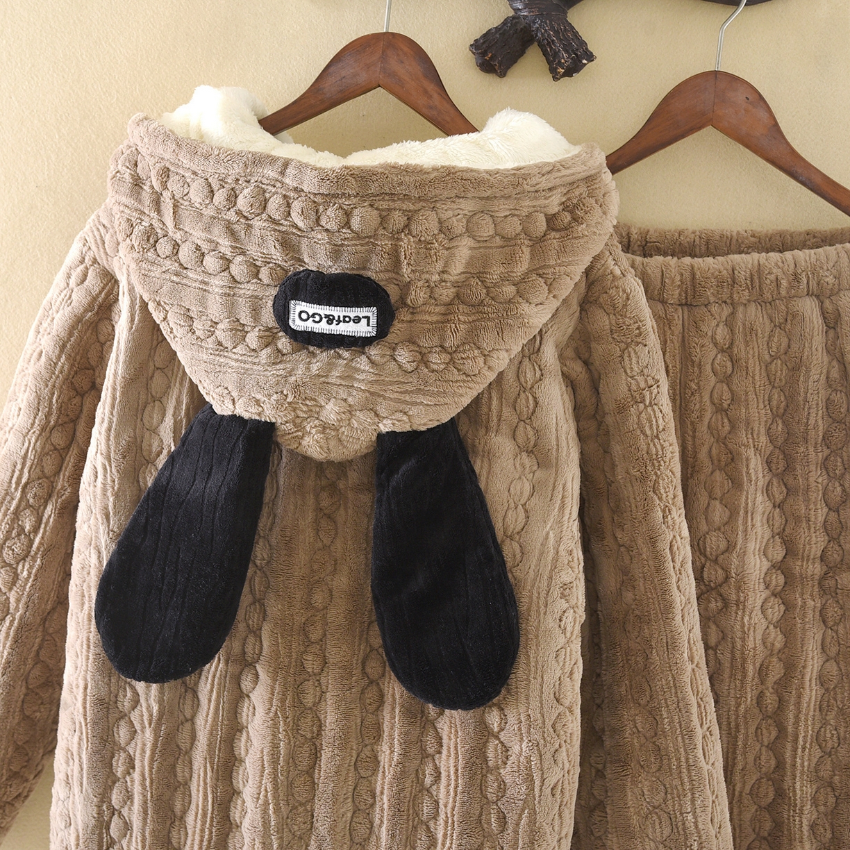 91家纺网 家纺一手货源 找家纺 （总）洛兰沙家居馆 2025新款只代发三层加厚连帽可爱耳朵法兰绒珊瑚绒加绒睡衣女秋冬季家居服可外穿