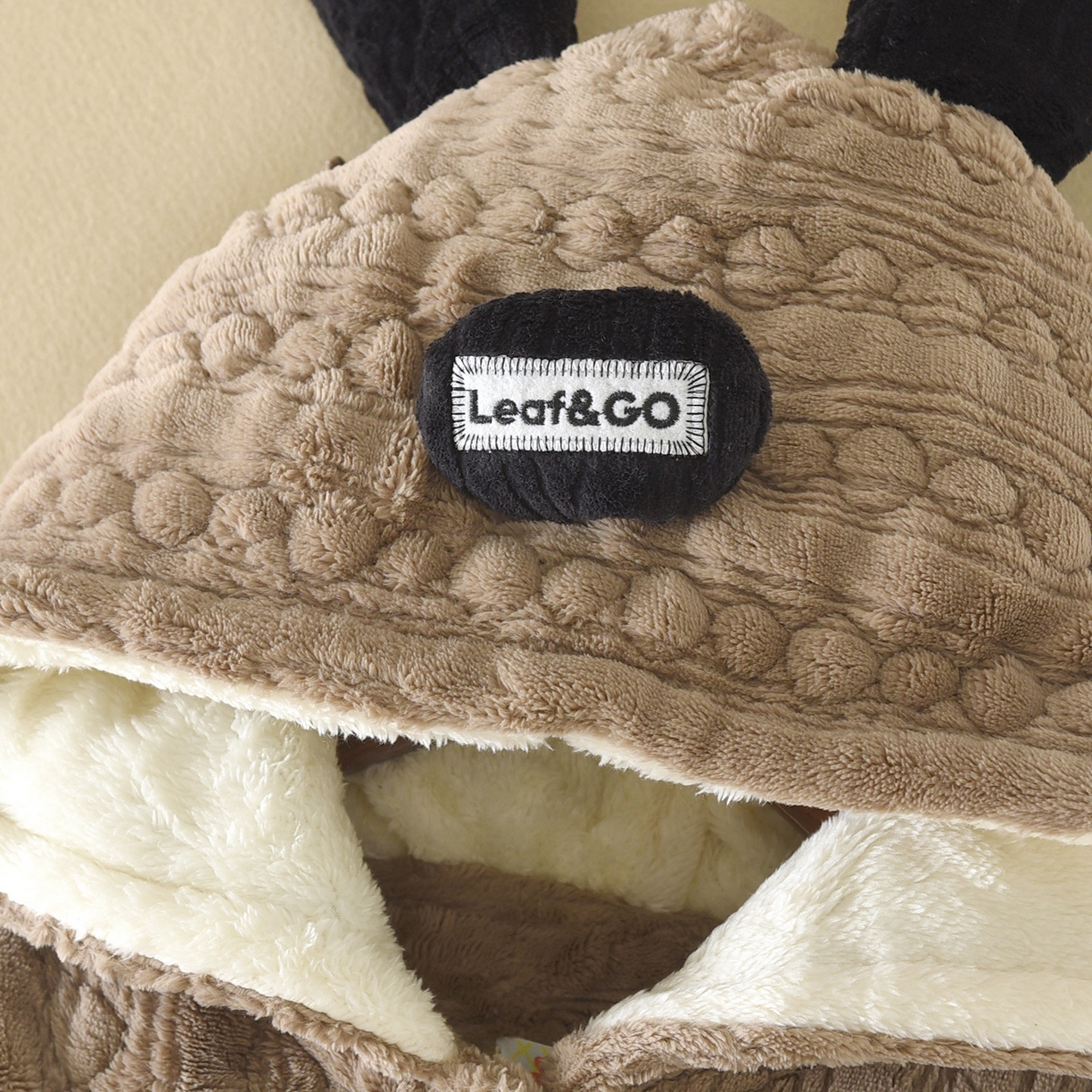 91家纺网 家纺一手货源 找家纺 洛兰沙家居馆 2025新款只代发三层加厚连帽可爱耳朵法兰绒珊瑚绒加绒睡衣女秋冬季家居服可外穿 咖啡色