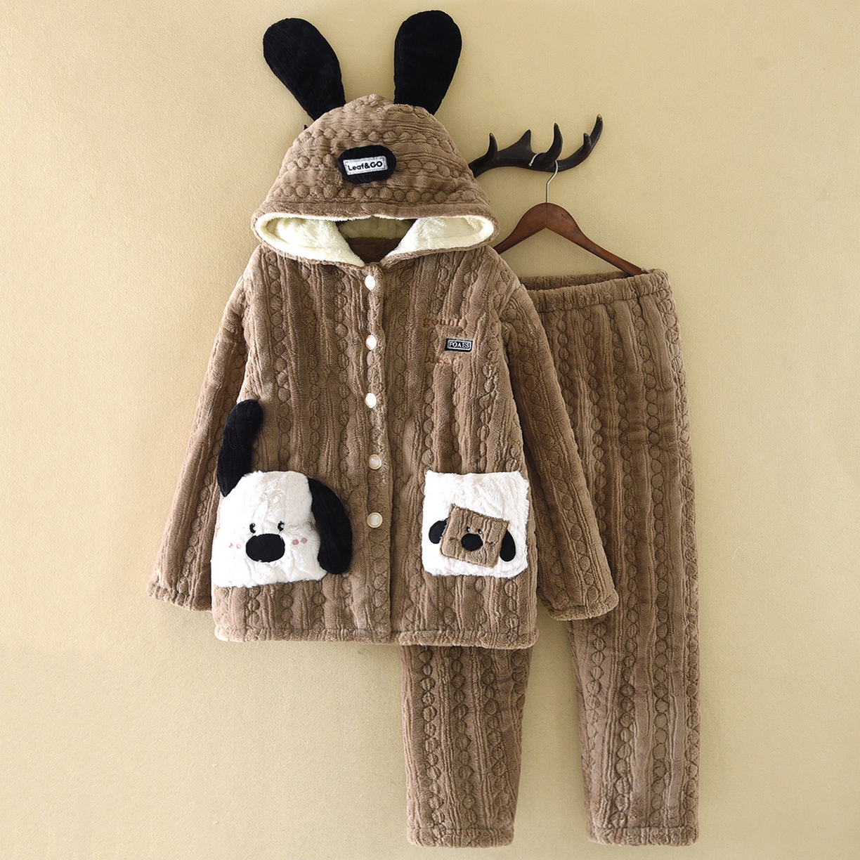 91家纺网 家纺一手货源 找家纺 洛兰沙家居馆 2025新款只代发三层加厚连帽可爱耳朵法兰绒珊瑚绒加绒睡衣女秋冬季家居服可外穿 咖啡色