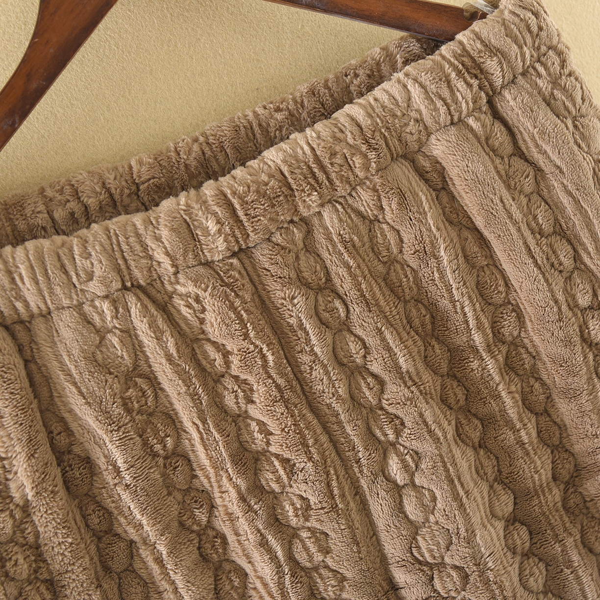 91家纺网 家纺一手货源 找家纺 洛兰沙家居馆 2025新款只代发三层加厚连帽可爱耳朵法兰绒珊瑚绒加绒睡衣女秋冬季家居服可外穿 咖啡色