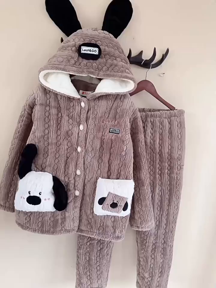 91家纺网 家纺一手货源 找家纺 洛兰沙家居馆 2025新款只代发三层加厚连帽可爱耳朵法兰绒珊瑚绒加绒睡衣女秋冬季家居服可外穿 粉色