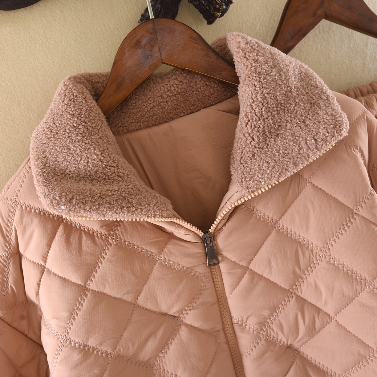 91家纺网 家纺一手货源 找家纺 （总）洛兰沙家居馆 2025新款只代发新款轻盈保暖夹棉睡衣女冬季防风防水三层加厚法兰绒保暖家居服套装