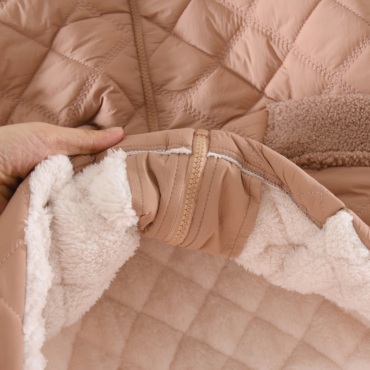 91家纺网 家纺一手货源 找家纺 （总）洛兰沙家居馆 2025新款只代发新款轻盈保暖夹棉睡衣女冬季防风防水三层加厚法兰绒保暖家居服套装