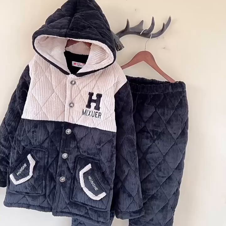 91家纺网 家纺一手货源 找家纺 洛兰沙家居馆 2025新款只代发深色睡衣男士秋冬季三层加厚珊瑚绒夹棉连帽法兰绒特厚大男孩家居服 灰色