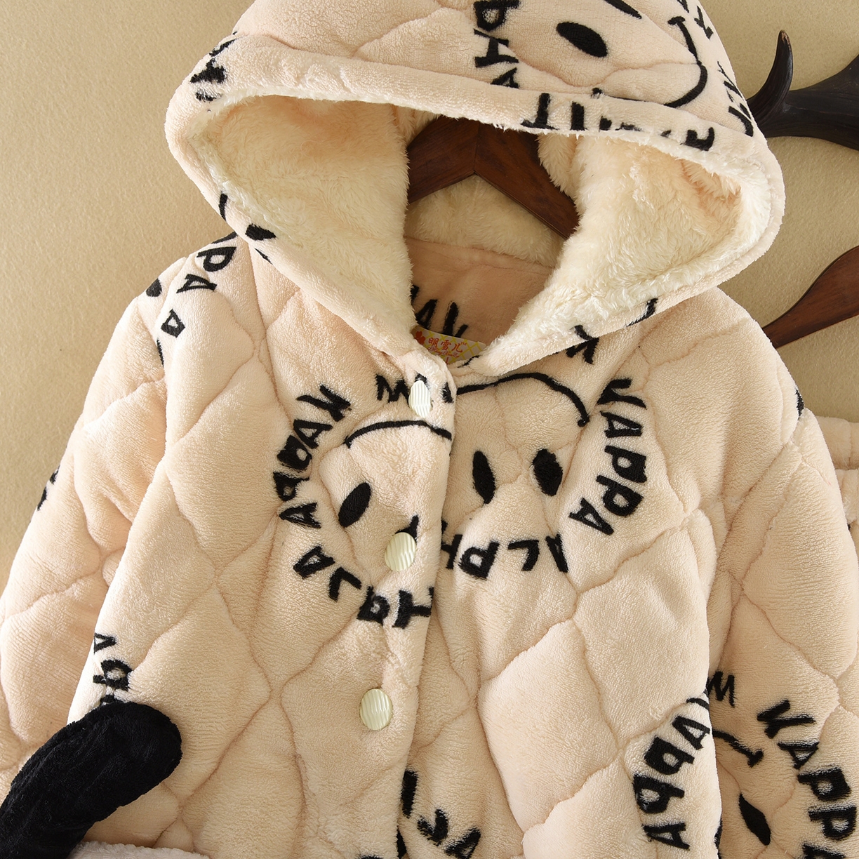 91家纺网 家纺一手货源 找家纺 （总）洛兰沙家居馆 2025新款只代发熊耳朵连帽法兰绒三层加厚珊瑚绒可爱卡通加绒睡衣女秋冬季家居服