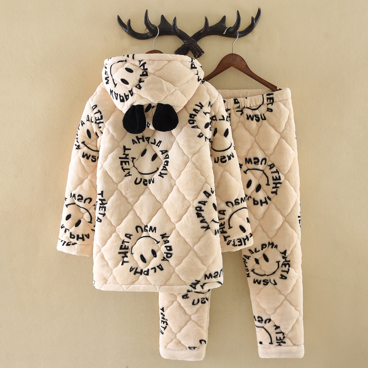 91家纺网 家纺一手货源 找家纺 （总）洛兰沙家居馆 2025新款只代发熊耳朵连帽法兰绒三层加厚珊瑚绒可爱卡通加绒睡衣女秋冬季家居服