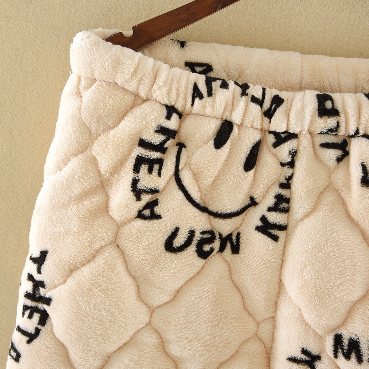 91家纺网 家纺一手货源 找家纺 （总）洛兰沙家居馆 2025新款只代发熊耳朵连帽法兰绒三层加厚珊瑚绒可爱卡通加绒睡衣女秋冬季家居服