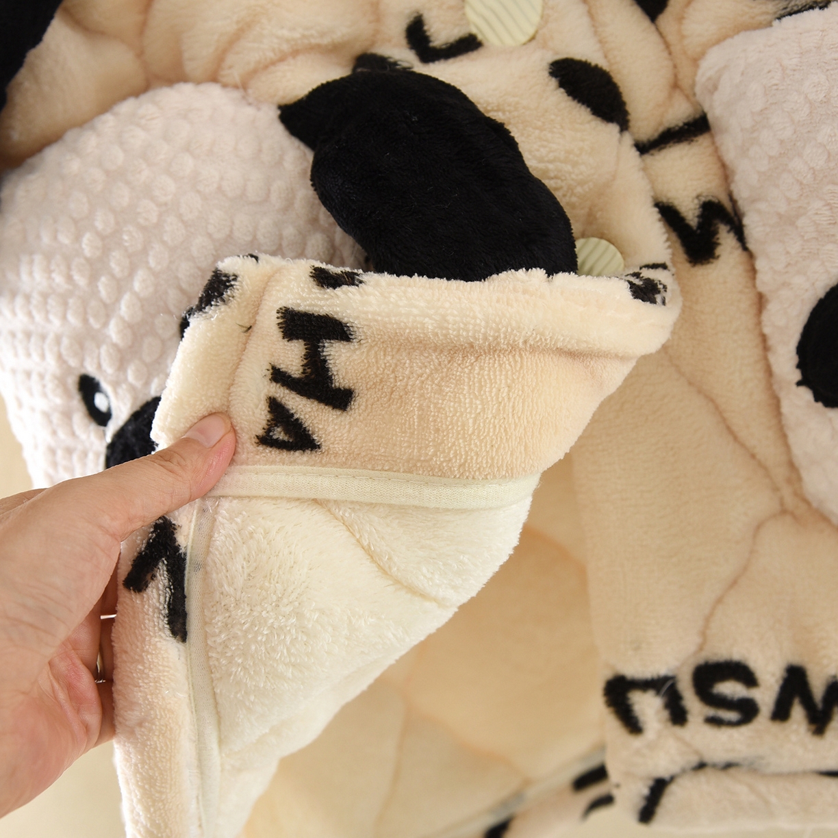 91家纺网 家纺一手货源 找家纺 （总）洛兰沙家居馆 2025新款只代发熊耳朵连帽法兰绒三层加厚珊瑚绒可爱卡通加绒睡衣女秋冬季家居服