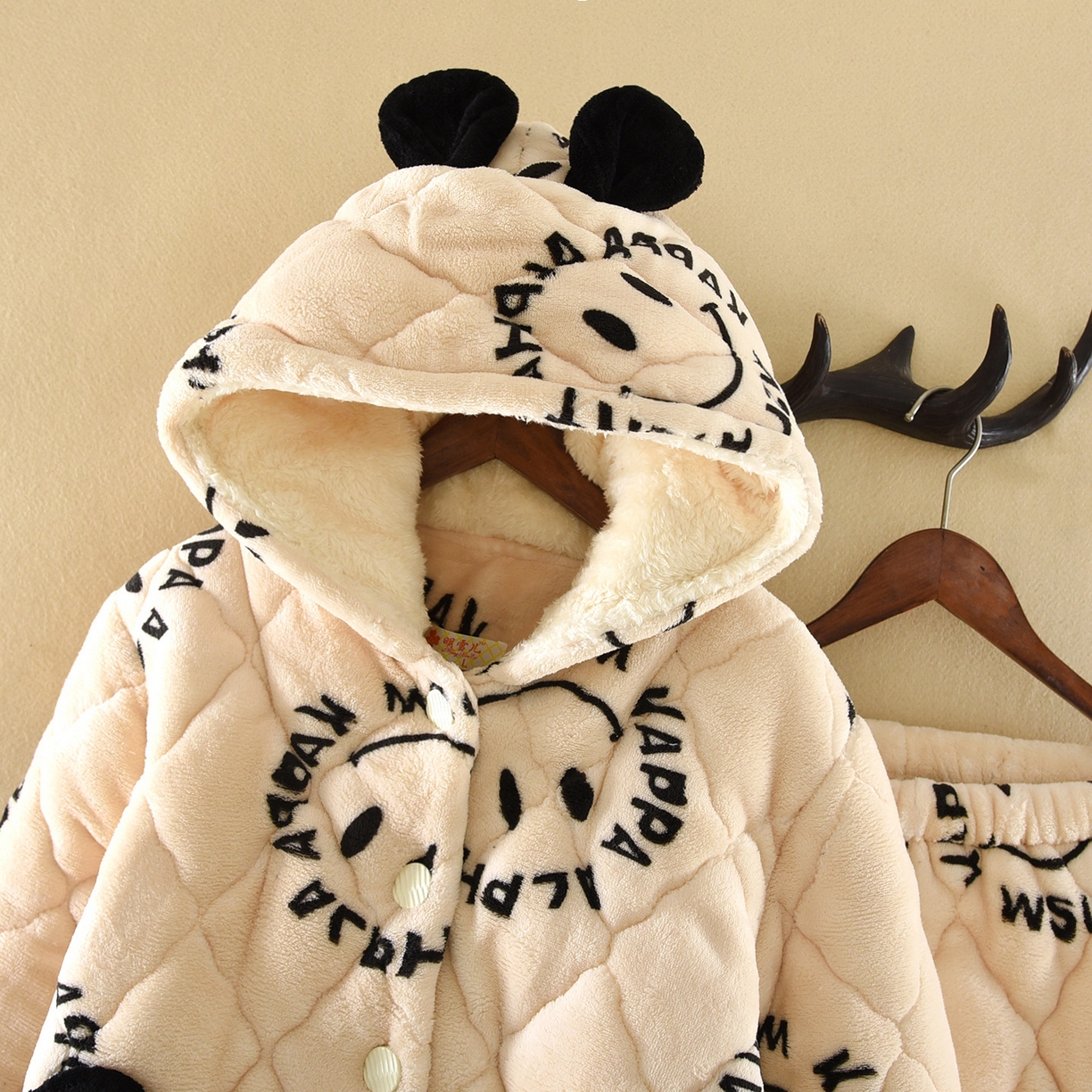 91家纺网 家纺一手货源 找家纺 （总）洛兰沙家居馆 2025新款只代发熊耳朵连帽法兰绒三层加厚珊瑚绒可爱卡通加绒睡衣女秋冬季家居服