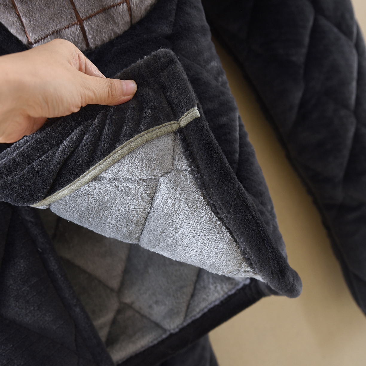 91家纺网 家纺一手货源 找家纺 洛兰沙家居馆 2025新款只代发连帽耳朵青年睡袍男士长裤夹棉法兰绒加厚加绒冬珊瑚绒浴袍家居服 蓝色