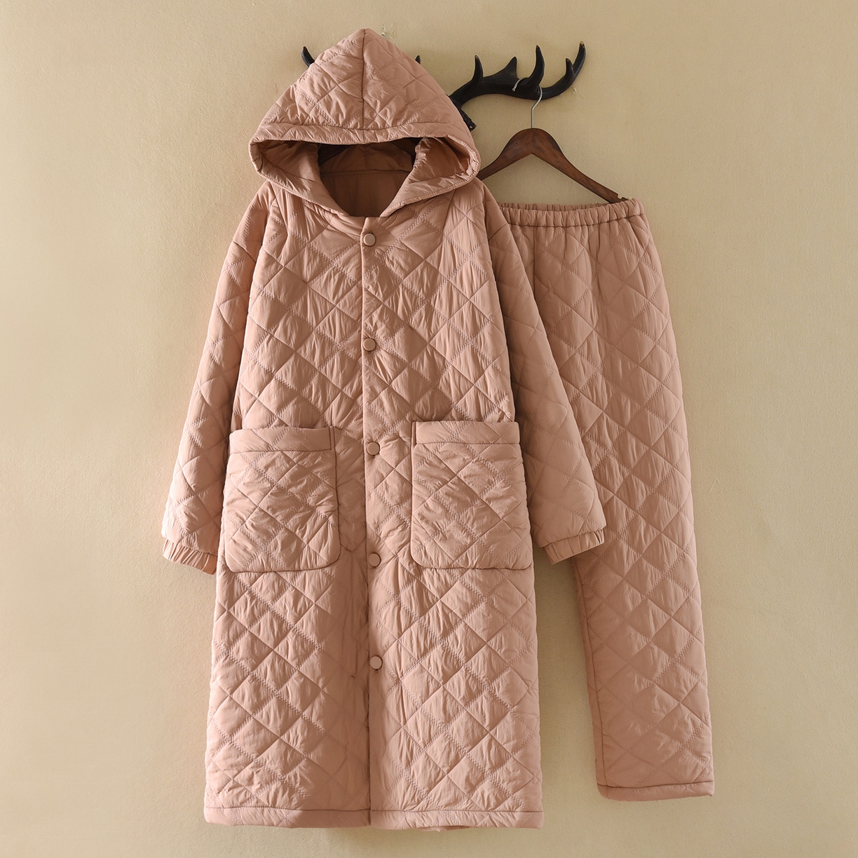 91家纺网 家纺一手货源 找家纺 洛兰沙家居馆 2025新款只代发新款防风防水情侣夹棉睡衣男冬季女三层加厚保暖冬天家居服睡袍套装 橘色