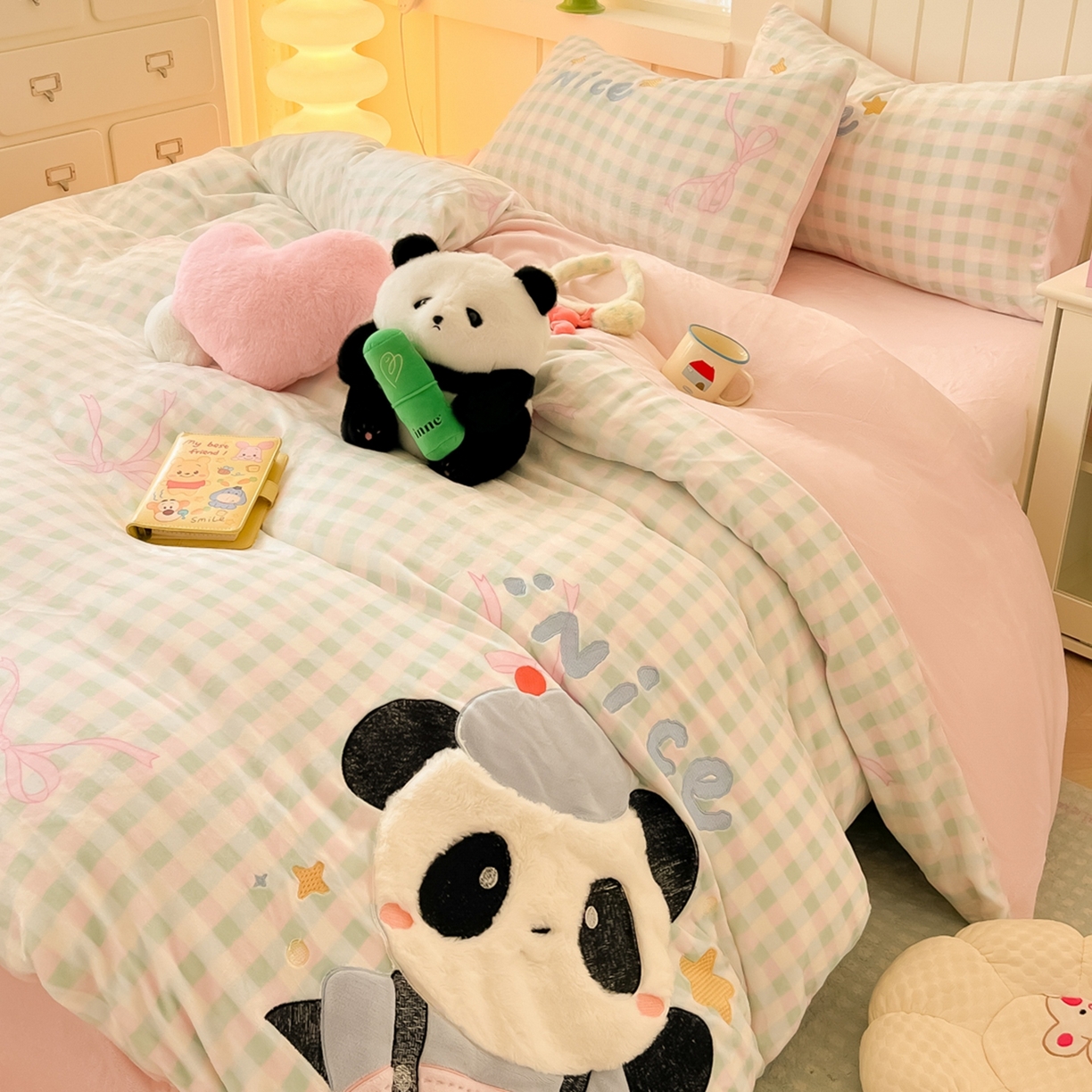 91家纺网 家纺一手货源 找家纺 子钦家纺 2025新款牛奶绒卡通贴布绣床单床笠四件套-快乐熊猫（场景二） 快乐熊猫-蝴蝶结格子