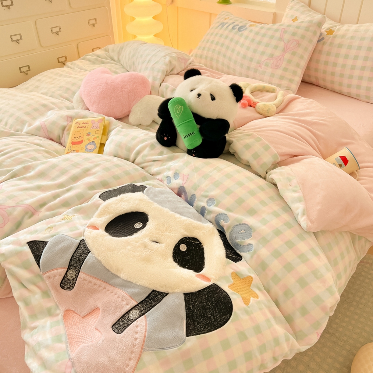 91家纺网 家纺一手货源 找家纺 子钦家纺 2025新款牛奶绒卡通贴布绣床单床笠四件套-快乐熊猫（场景二） 快乐熊猫-蝴蝶结格子