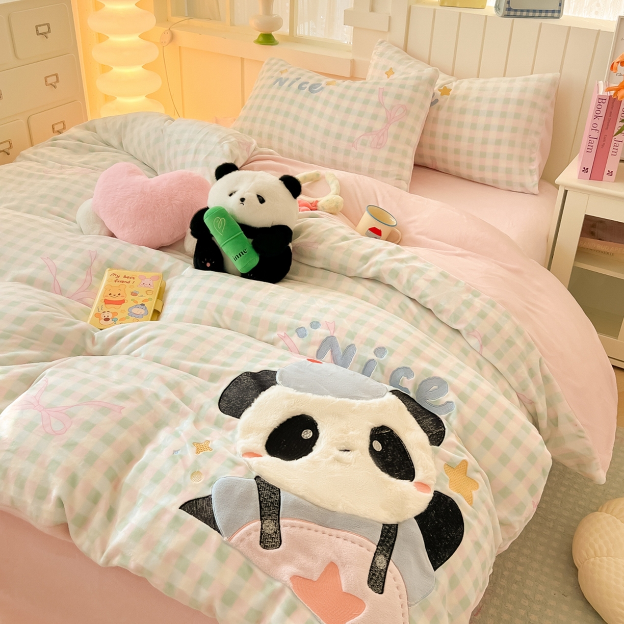 91家纺网 家纺一手货源 找家纺 子钦家纺 2025新款牛奶绒卡通贴布绣床单床笠四件套-快乐熊猫（场景二） 快乐熊猫-蝴蝶结格子