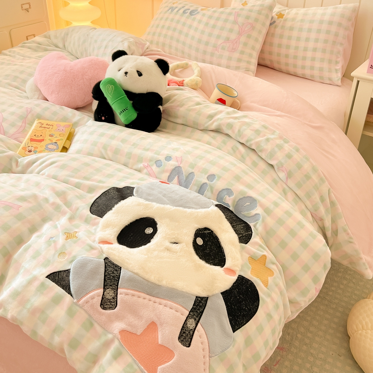 91家纺网 家纺一手货源 找家纺 子钦家纺 2025新款牛奶绒卡通贴布绣床单床笠四件套-快乐熊猫（场景二） 快乐熊猫-蝴蝶结格子