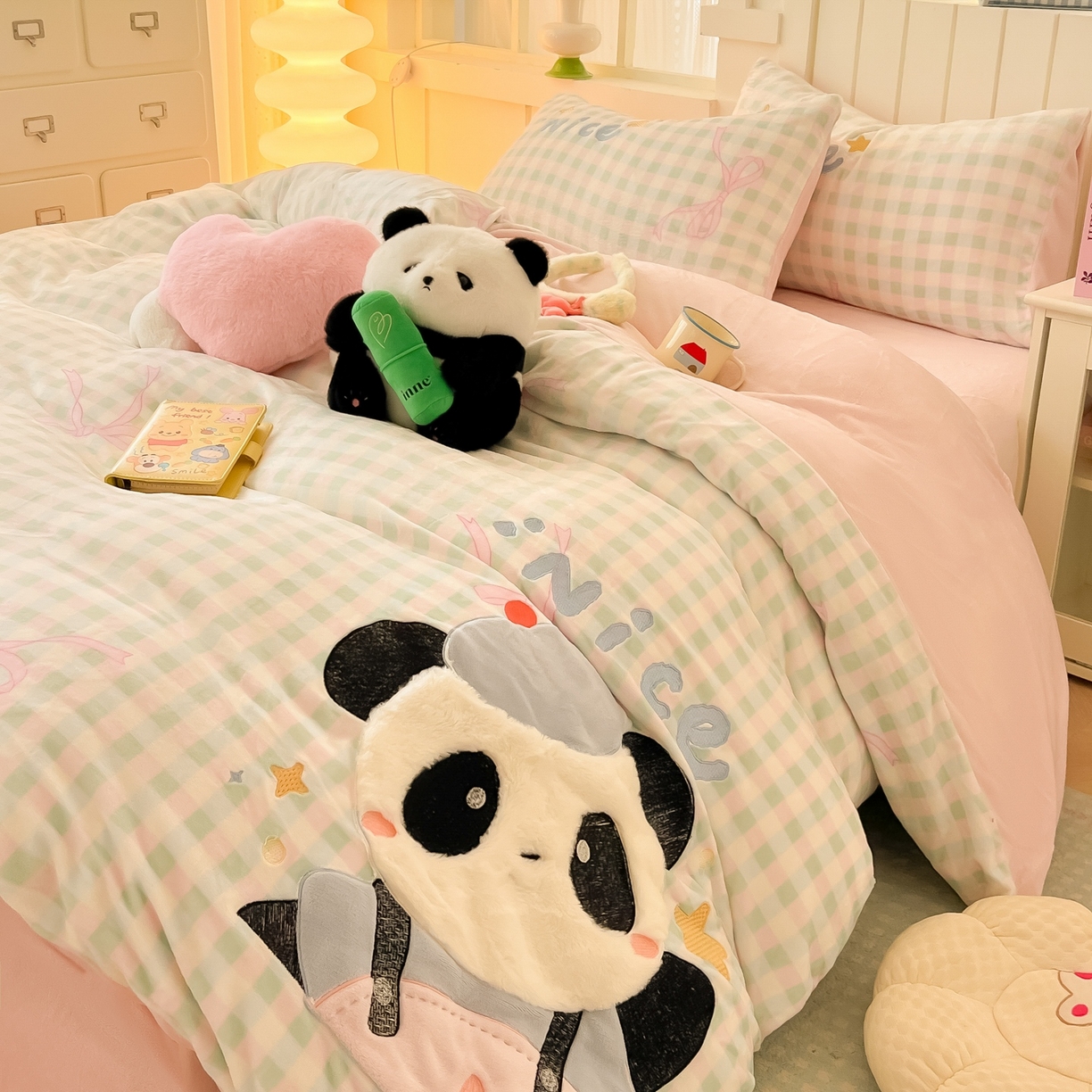 91家纺网 家纺一手货源 找家纺 子钦家纺 2025新款牛奶绒卡通贴布绣床单床笠四件套-快乐熊猫（场景二） 快乐熊猫-蝴蝶结格子