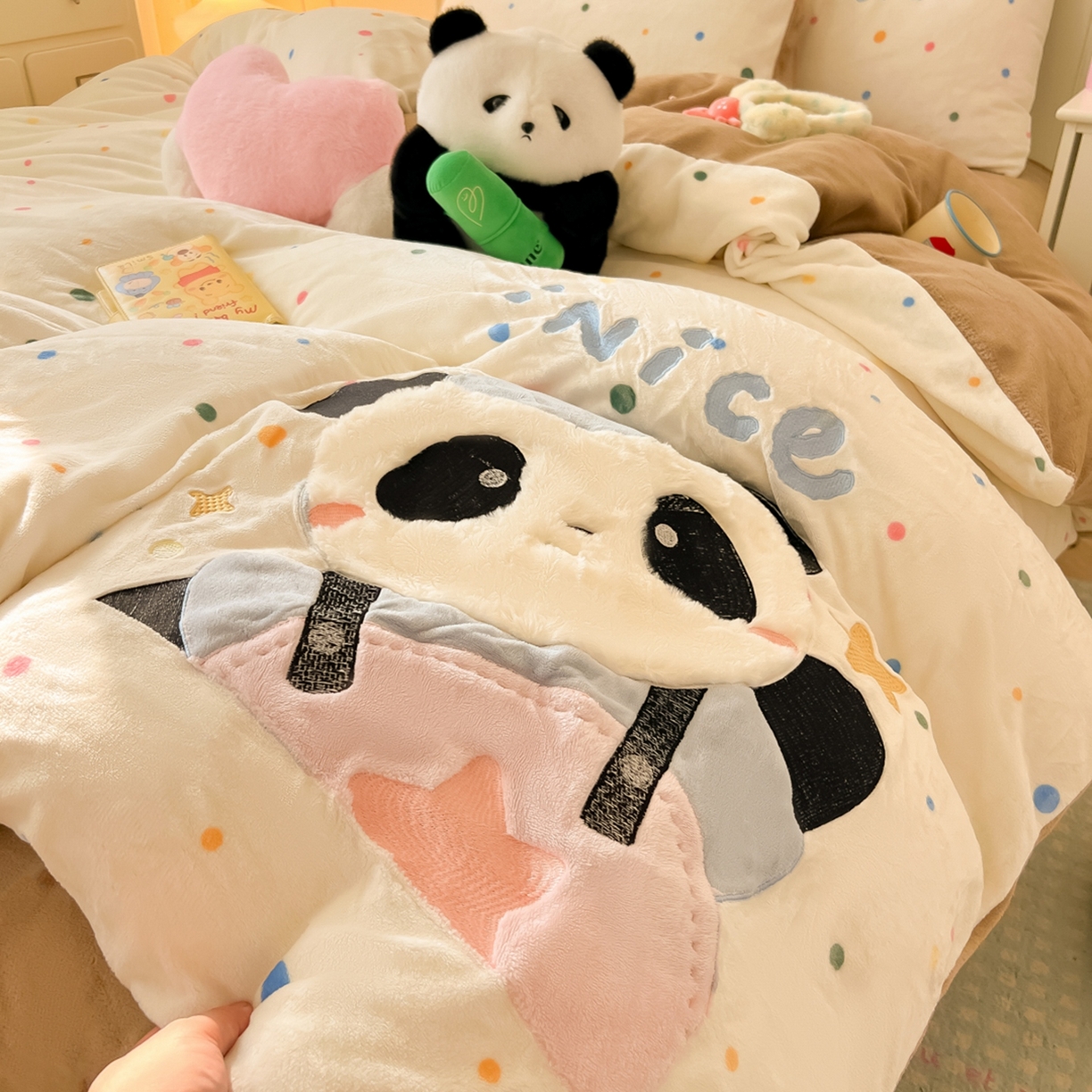 91家纺网 家纺一手货源 找家纺 子钦家纺 2025新款牛奶绒卡通贴布绣床单床笠四件套-快乐熊猫（场景二） 快乐熊猫-七彩波点