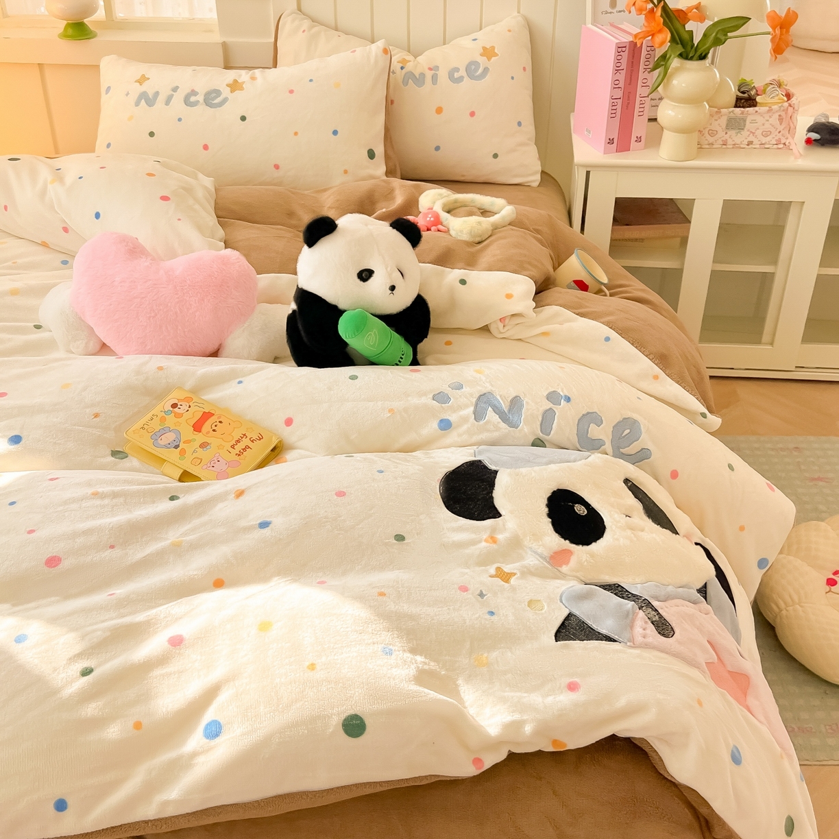 91家纺网 家纺一手货源 找家纺 子钦家纺 2025新款牛奶绒卡通贴布绣床单床笠四件套-快乐熊猫（场景二） 快乐熊猫-七彩波点