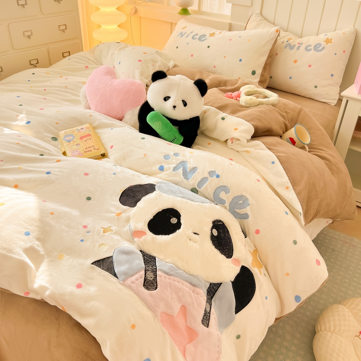 91家纺网 家纺一手货源 找家纺 子钦家纺 2025新款牛奶绒卡通贴布绣床单床笠四件套-快乐熊猫（场景二） 快乐熊猫-七彩波点